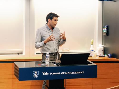 Yusuf Neggers presenting